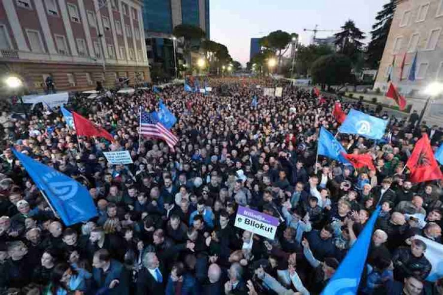 Protesta kombëtare – Korçarët pjesëmarrje masive, dynden drejt Tiranës kundër qeverisë së krimit