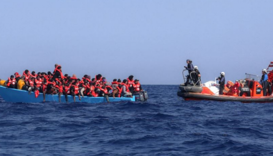 Përmbyset varka pranë Libisë, zhduken mbi 50 emigrantë