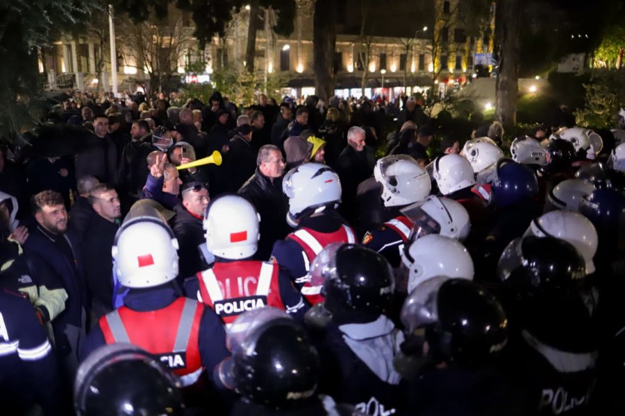 Protesta e PD/ Disa të ndaluar në Komisariatin 1 dhe 2 në Tiranë, zbardhen emrat