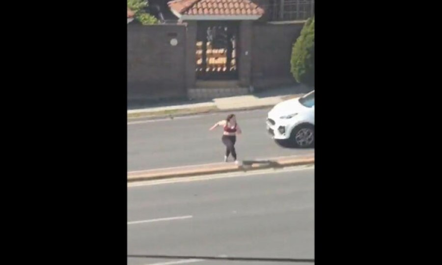 Pamje të rënda/ Kaloi me vrap rrugën, ja momenti fatal kur makina merr para të renë