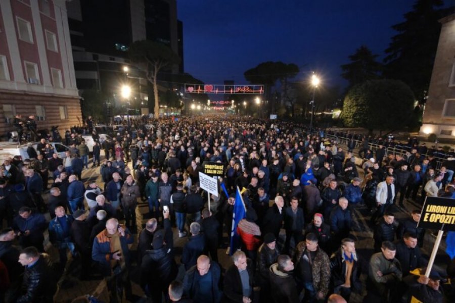 Protesta/ Qindra qytetarë nga Gjirokastra drejt Tiranës: Për të shporrur organizatën kriminale nga qeverisja