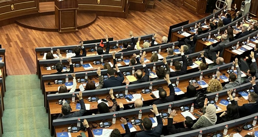 Kuvendi shkon në pauzë 15-minutëshe derisa ta kryej punën Komisioni për verifikimin e mandateve