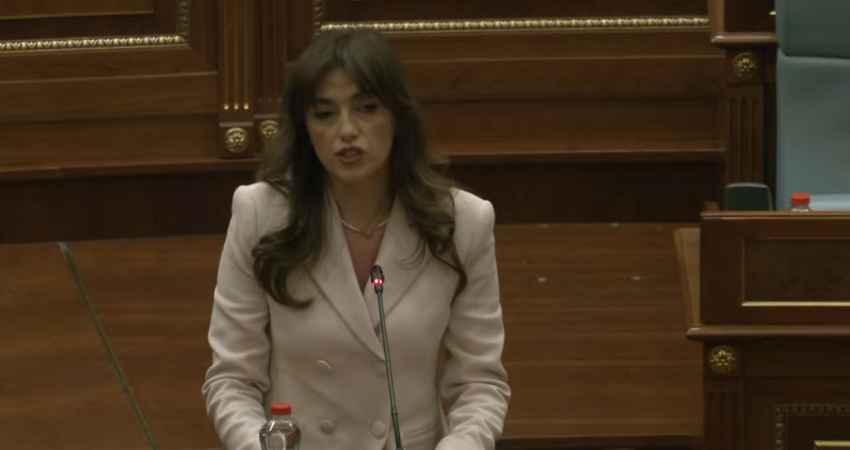 Albulena Haxhiu në fjalimin e parë si Kryetare e Kuvendit: Presim që ish-krerët e UÇK-së të kthehen sa më parë nga Haga