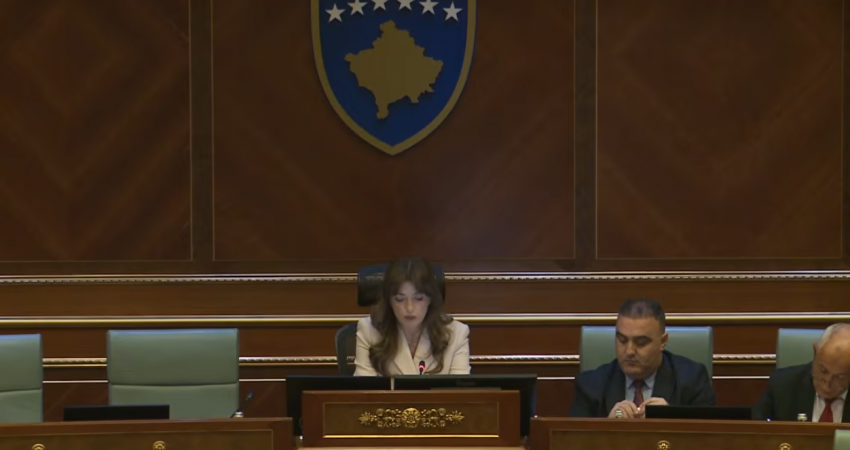 Haxhiu, deputetëve: Qendroni në Kuvend, sonte votohet Qeveria