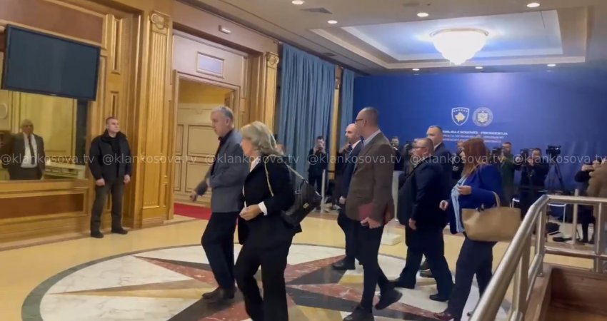 Lista Serbe largohet nga salla kur intonohet himni i Kosovës 