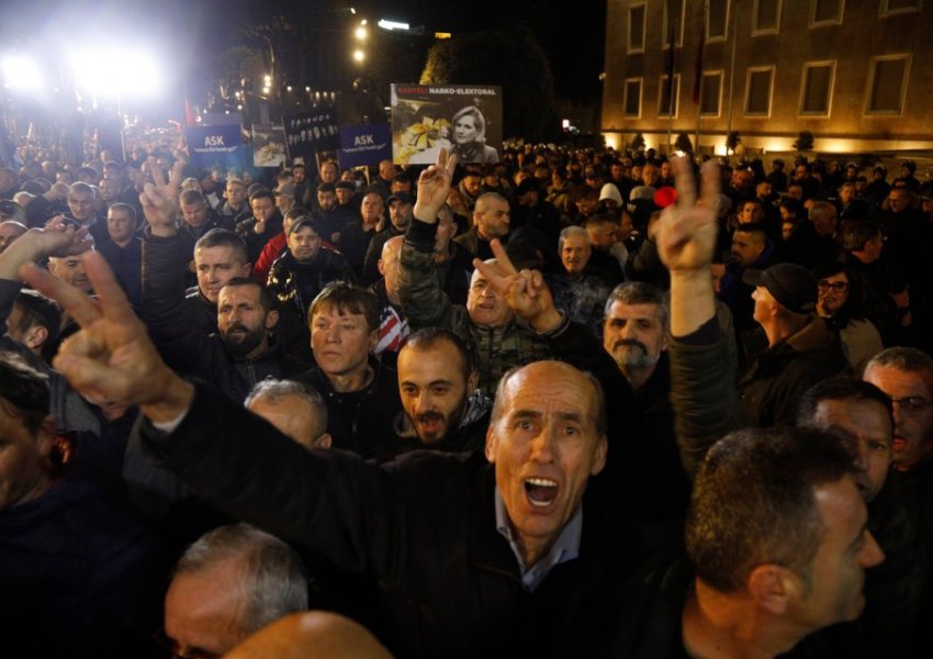 Sun: Rrugët në zjarr: Shpërthejnë protestat kundër qeverisë në Shqipëri