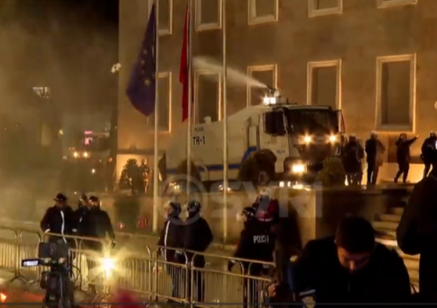 SafeJournalists Network denoncon rrezikun për gazetarët gjatë protestës së opozitës në Tiranë