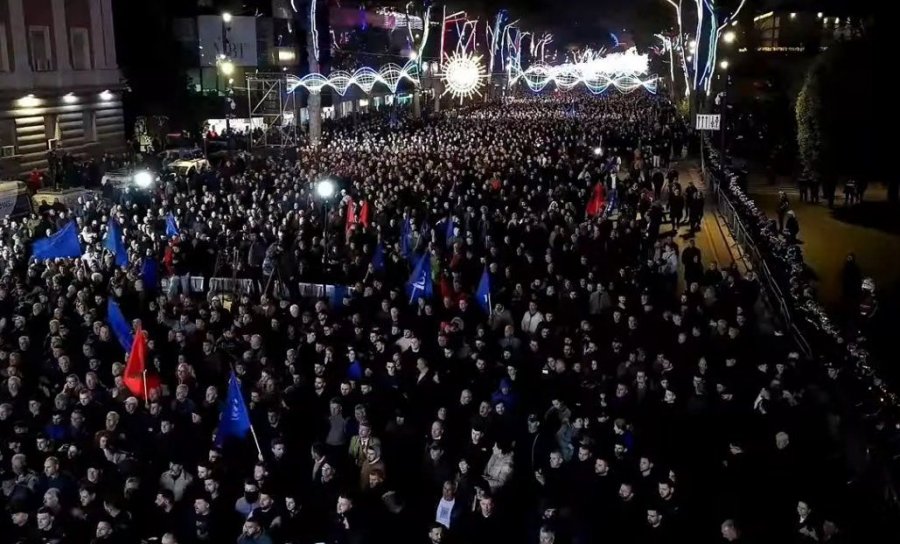 Varrosja e kësaj diktature në dheun e skandaleve të saj është akt i drejtësisë historike
