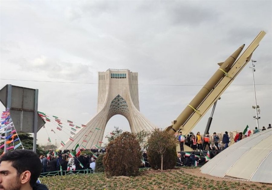 Irani tregon forcën, shfaq raketa kruiz dhe balistike në tubimin e Revolucionit Islamik