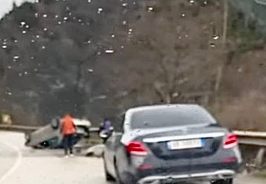 Aksident në Librazhd - Elbasan, përplasen dy makina 