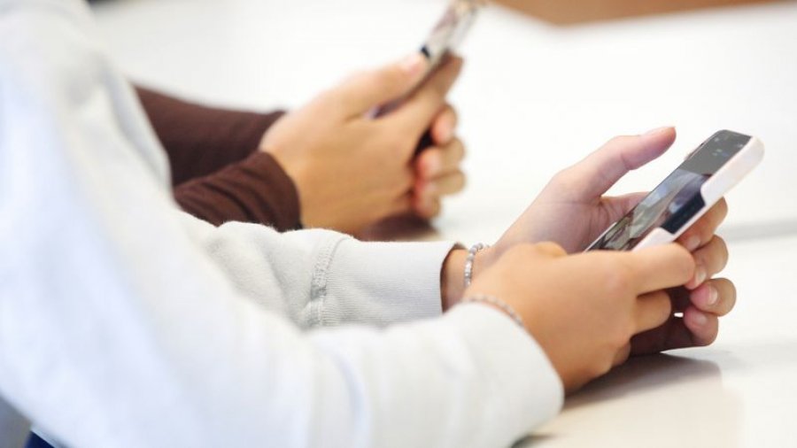 Studimi: Kufizimet në shkolla për telefonat, nuk lidhen me mirëqenie më të mirë