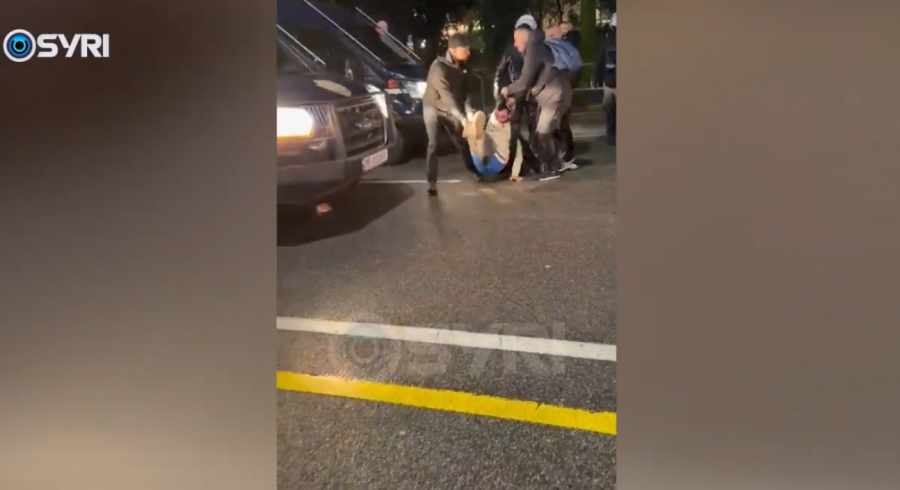 Dhuna e policisë në protestë/ Ushtarët e Ilir Prodës arrestojnë qytetarët, shumica minorenë e 18 vjeçare