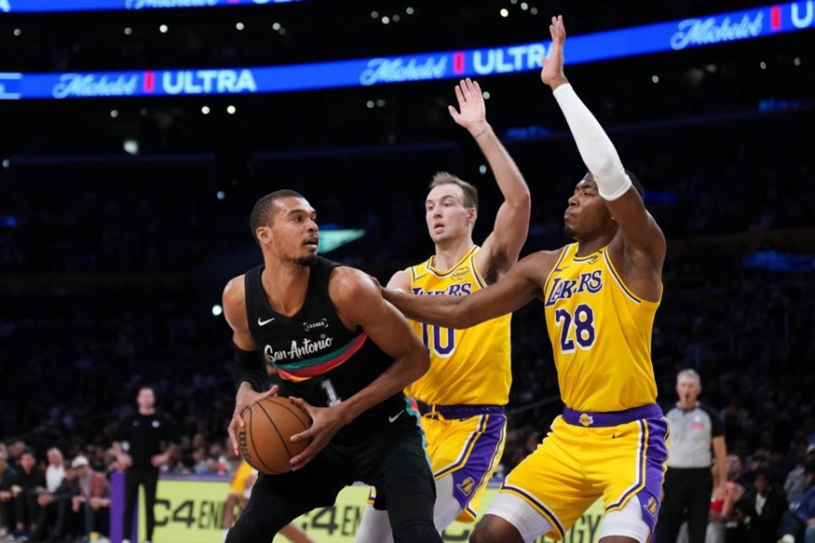 Lakers bien sërish, San Antonio dominon në Los Angeelos, Indiana fiton pas shtesës, buzëqeshin Houston e Phoenix
