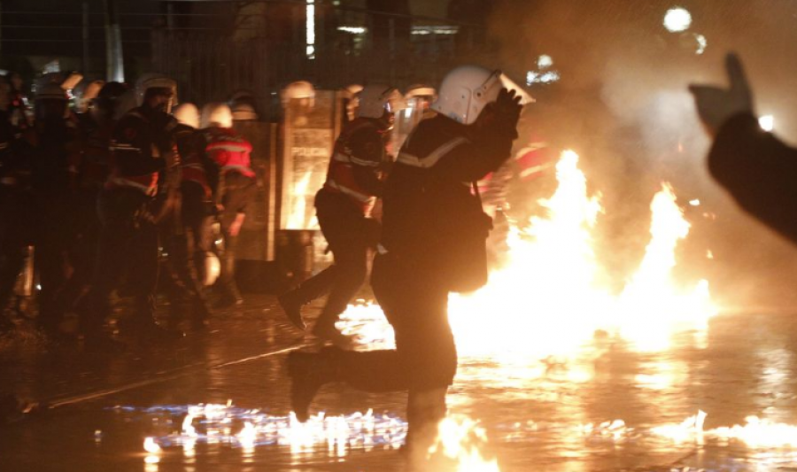 Media publike holandeze: Protestë e madhe antiqeveritare në Tiranë, Balluku refuzon dorëheqjen