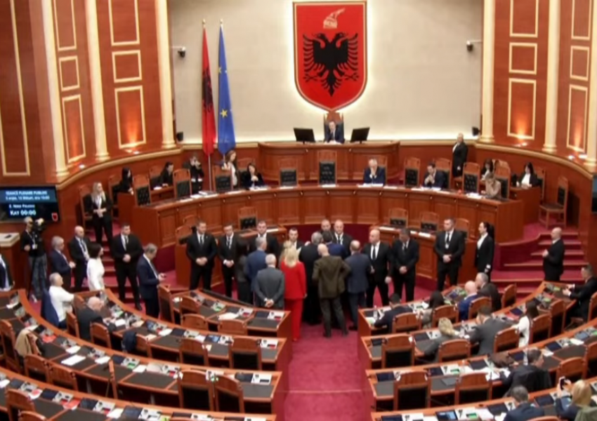 Serish tension në Kuvend/ PS tenton të pengojë Berishën, foltorja bllokohet sësht nga opozita