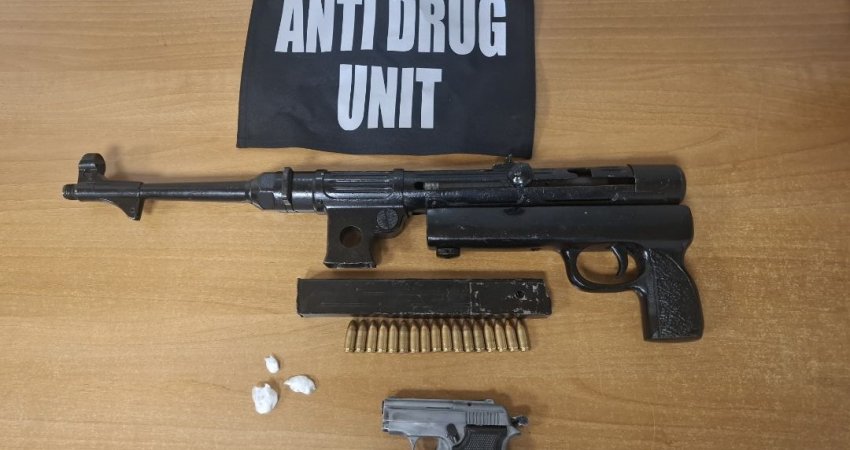 Policia sekuestron kokainë dhe një armë automatike nga një person në Mitrovicë