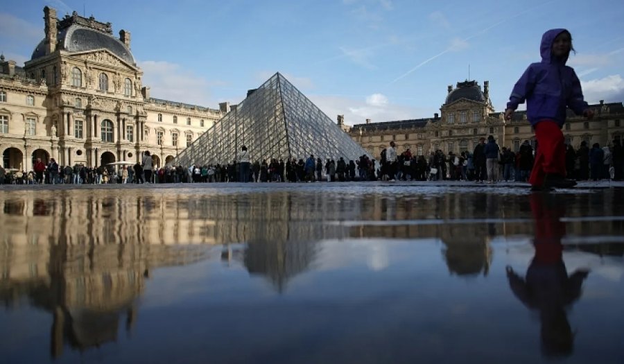 Muzeu i Luvrit: Policia në Paris arreston dhjetë persona në një operacion të madh mashtrimi me bileta