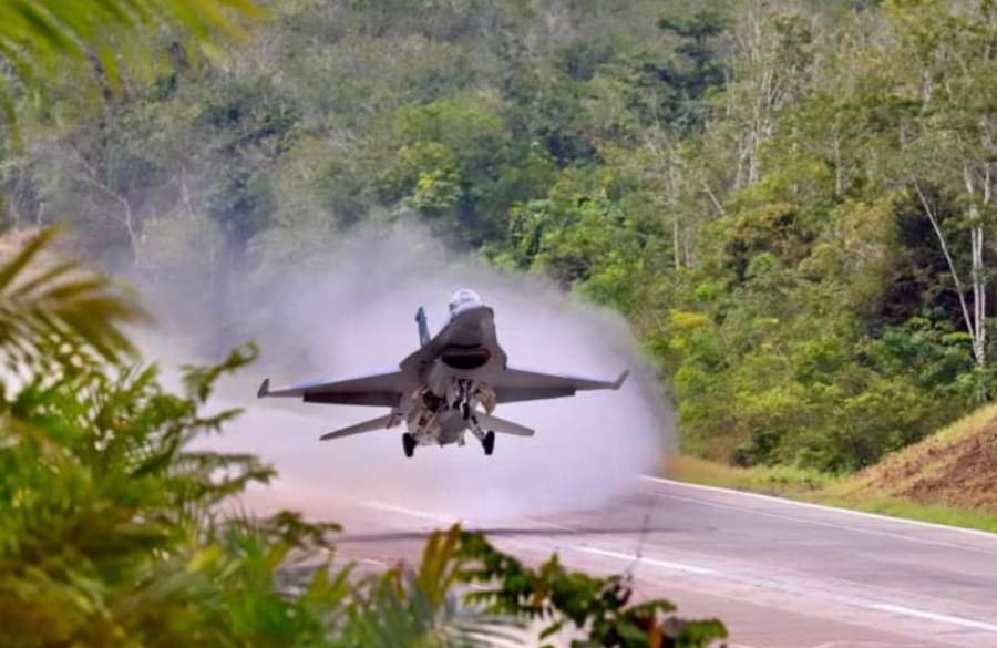 Indonezia zgjeron opsionet strategjike, avionët ushtarakë do të mund të ulen edhe në autostrada