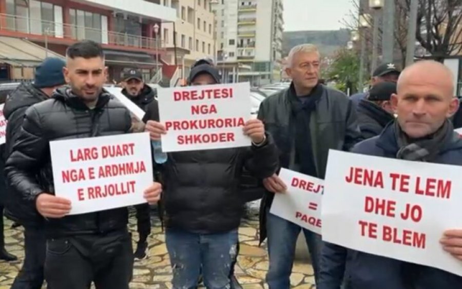 Banorët e BaksRrjollit dhe Durrësit sot në protestë para parlamentit 