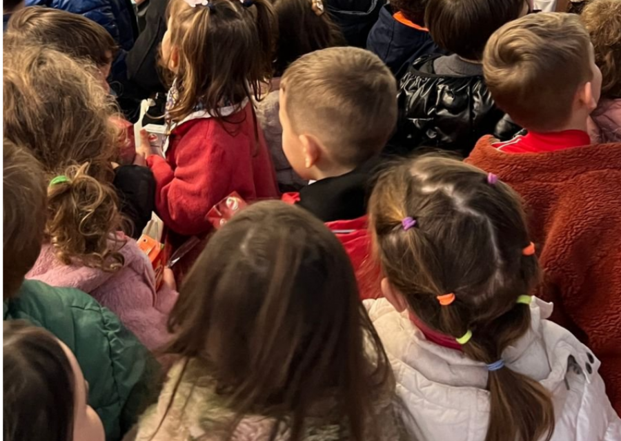 Vogëlushët ndriçojnë studiot e Syri TV& Syri.net, vizitë plot buzëqeshje