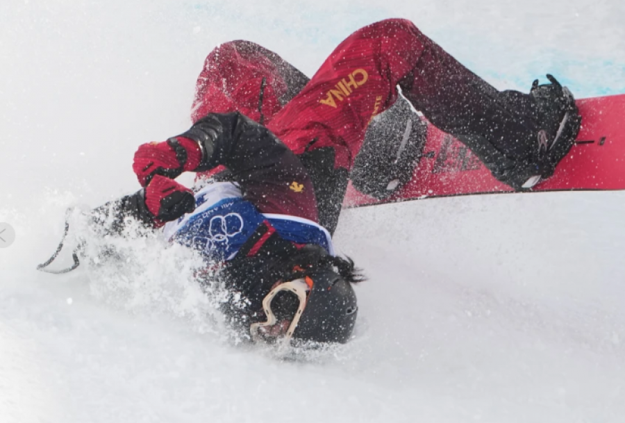 Rrëzim i frikshëm në Olimpiadën Dimërore, sportistja kineze transportohet me slitë emergjence