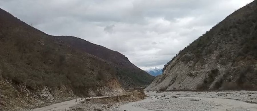 Masive shkëmbore bllokojnë rrugën në Zhulat të Gjirokastrës