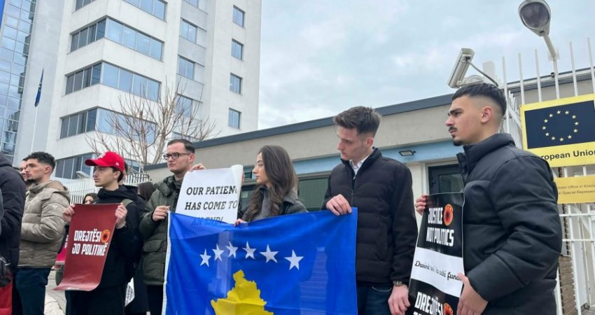 Studentët e UP-së kërkojnë drejtësi para Zyrës së BE-së për ish-pjesëtarët e UÇK-së