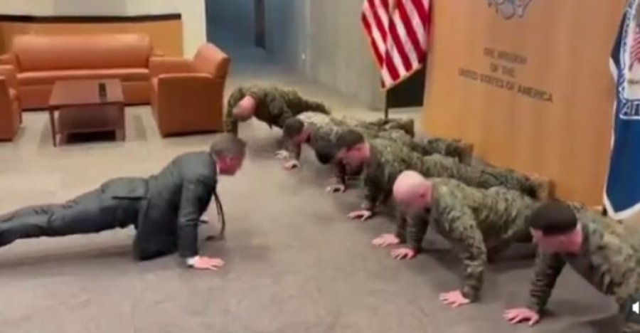  I veshur me kostum dhe kravatë, ambasadori i SHBA në OKB garë me pompa me marinsat amerikanë