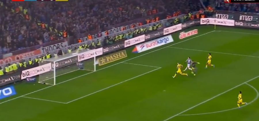 VIDEO/ Muçi ‘çmend’ Turqinë, gol me parabolë ndaj Fenerbahçes
