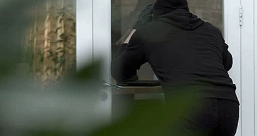 Hajnat futen në shtëpinë e një mërgimtari në Shtime, vjedhin dy armë me leje