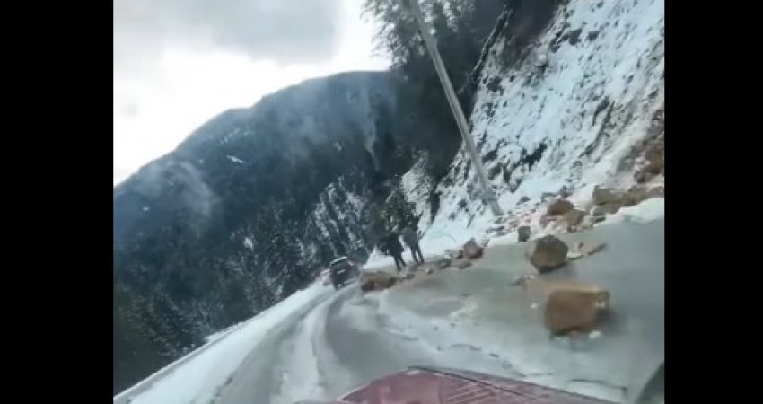 Rrëshqitje gurësh në Bogë të Rugovës, njëra korsi ndalohet për qarkullim