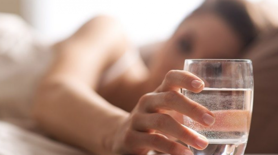 5 arsye pse të gjithë duhet të pimë ujë të ngrohtë