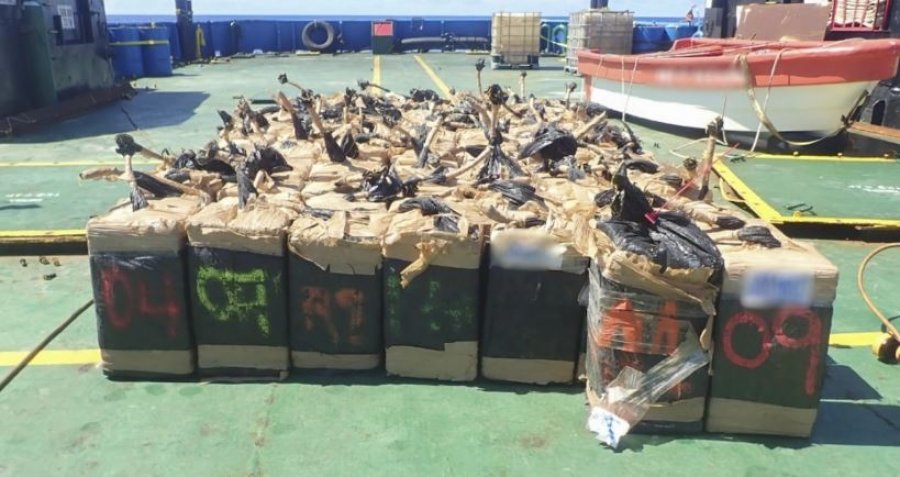 Të koordinuar me ShBA/ Marina franceze sekuestron 2.4 ton kokainë në Paqësor 