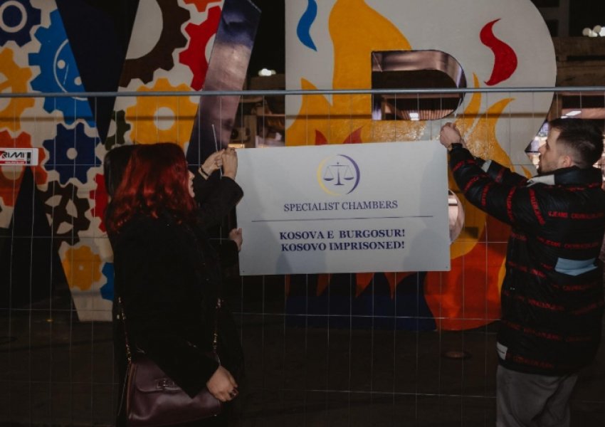 'Burgoset' NEWBORN-i, monumenti i pavarësisë rrethohet nga hekurat e Gjykatës Speciale: Kosova e burgosur!
