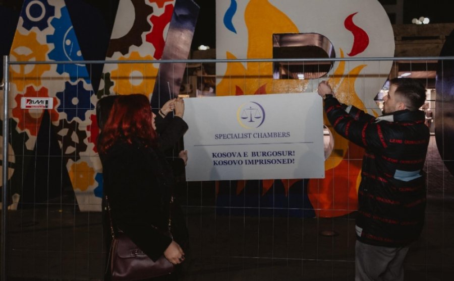 'Burgoset' NEWBORN-i, monumenti i pavarësisë rrethohet nga hekurat e Gjykatës Speciale: Kosova e burgosur!