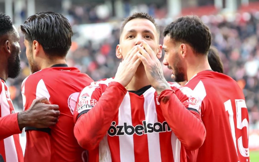 Shënogi dy gola me Sivasspor-in, Rey Manaj përzgjidhet në formacionin e javës