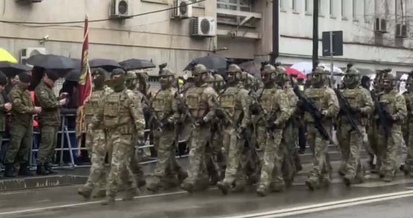 Ushtria dhe Policia e Kosovës parakalojnë në 18 vjetorin e pavarësisë