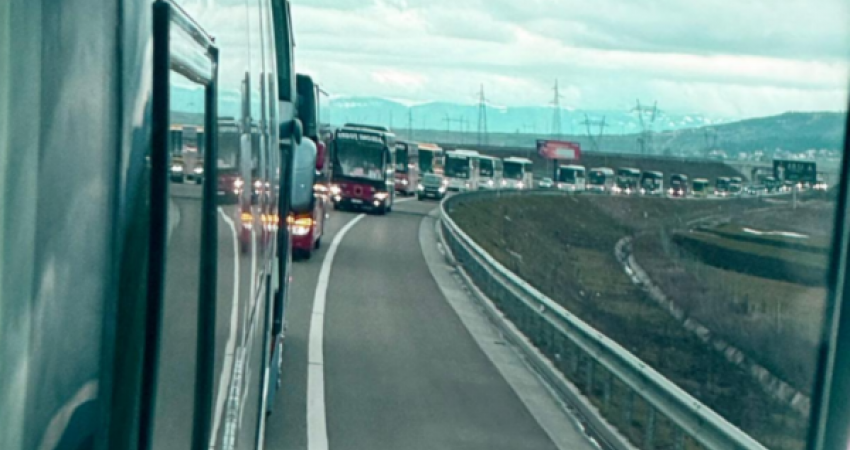 Marshi për Drejtësi – 44 autobusë nisen nga Ferizaj drejt Prishtinës në përkrahje të ish-krerëve të UÇK-së