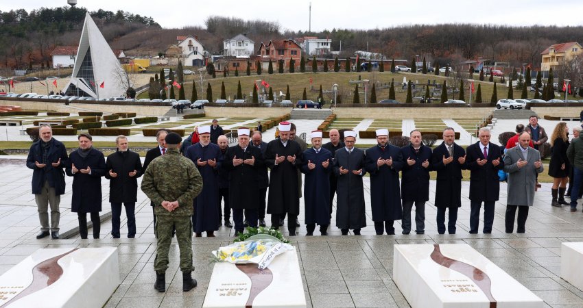 Myftiu Tërnava viziton varrezat e familjes Jashari në Prekaz