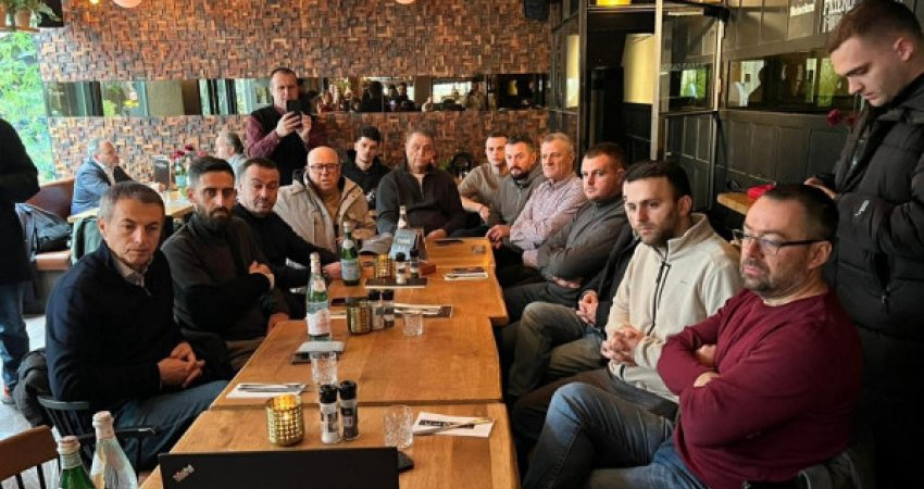 Familjarët e ish-krerëve të UÇK-së ndjekin marshin nga Haga