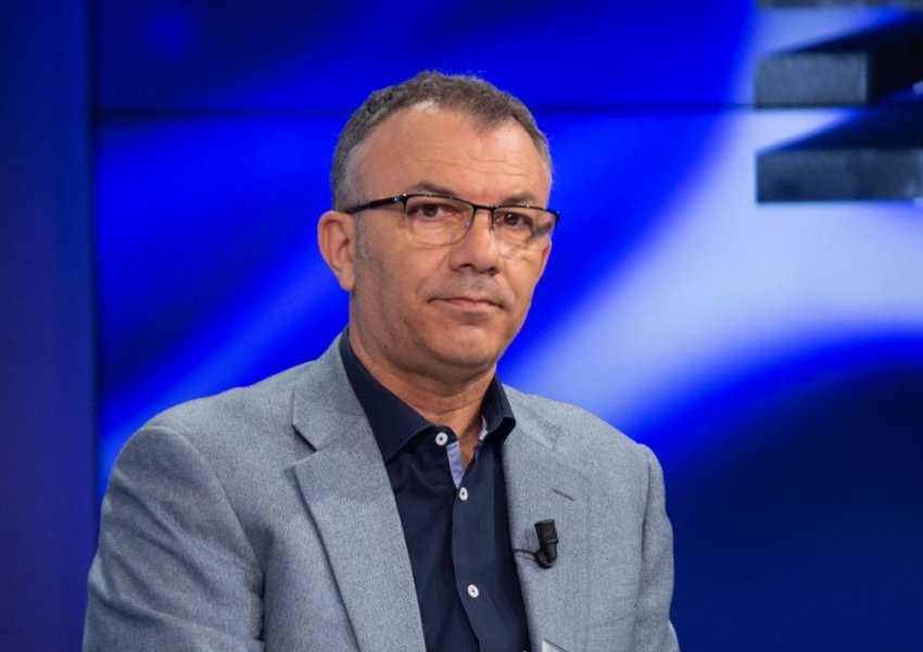 Cara: Rama sillet si sundimtar, duke përdorur asetet publike dhe mediat për të kontrolluar shoqërinë