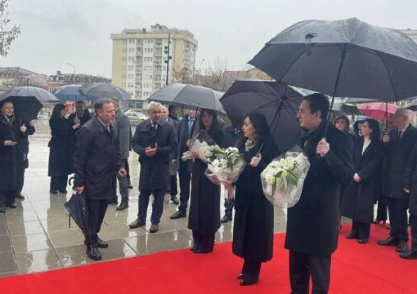 Liderët e shtetit bëjnë nderime te monumenti i të Pagjeturve