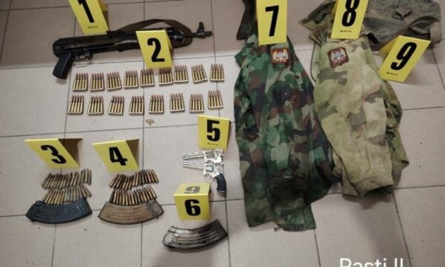 Policia e Kosovës sekuestron armë, granata dhe uniforma serbe në veri të vendit