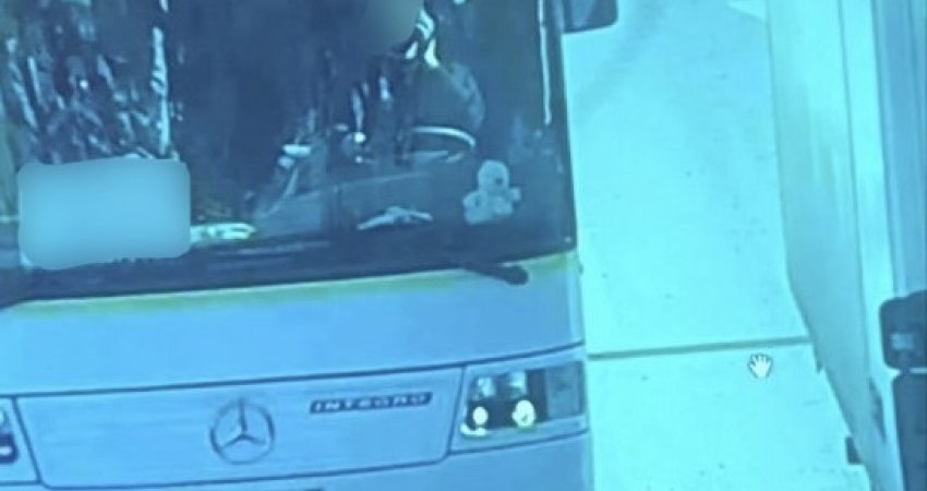 U kap për herë të dytë në kamera duke përdorur telefonin gjatë vozitjes, shoferit të autobusit në Prishtinë i merret leja dhe dënohet me 200 euro