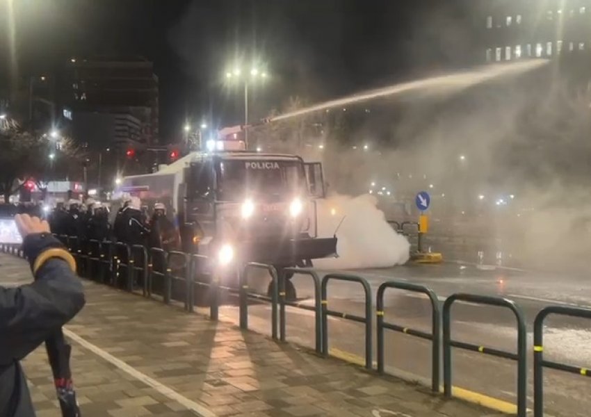 Agjencia ndërkombëtare e lajme jehonë protestës: Zjarre, shpërthime dhe gaz lotsjellës gjatë protestave antiqeveritare në Tiranë