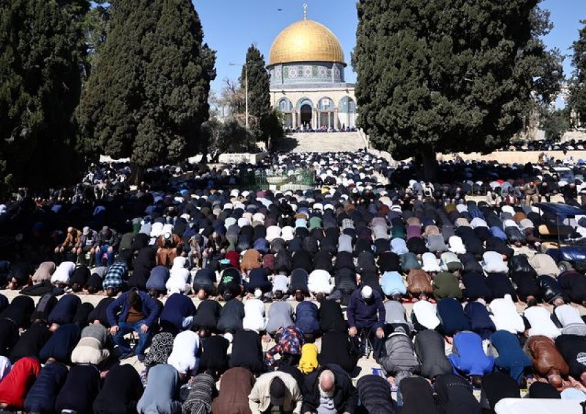 80,000 besimtarë marrin pjesë në lutjet e para të së premtes së Ramazanit në Jerusalem