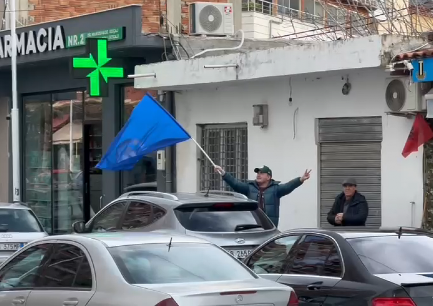Rreth 600 qytetarë nga Vlora nisen drejt Tiranës për t’iu bashkuar protestës së opozitës