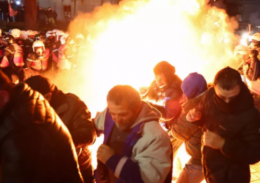 Mediat botërore jehonë protestës së opozitës në Tiranë: Qytetarët kërkojnë dorëheqjen e qeverisë. Policia i sulmon me gazlotësjellës dhe ujë 
