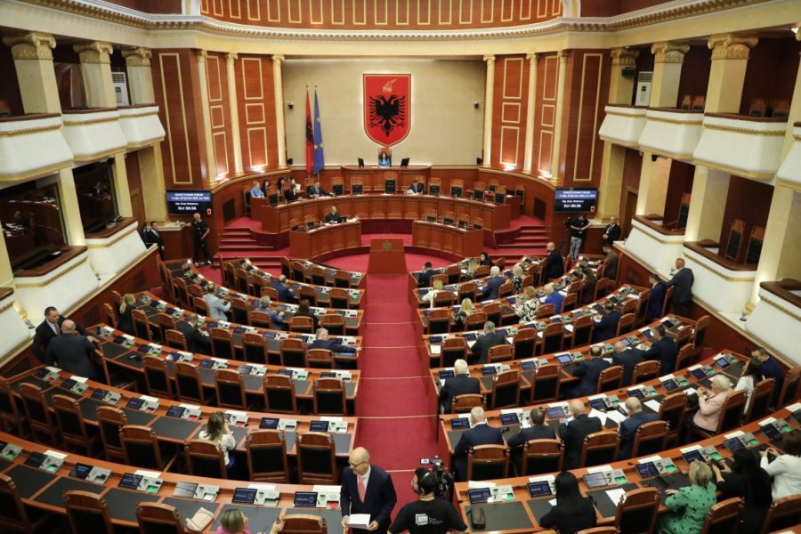 Arroganca e kartonave/ Mazhoranca rrëzon 6 nisma ligjore të propozuara nga opozita