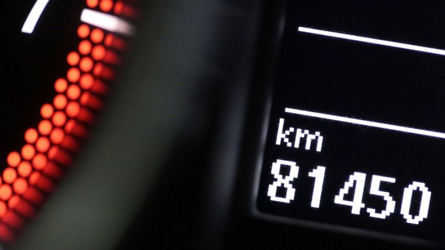 Po blini një makinë të përdorur? Kontrolloni kilometrazhin në rast manipulimi